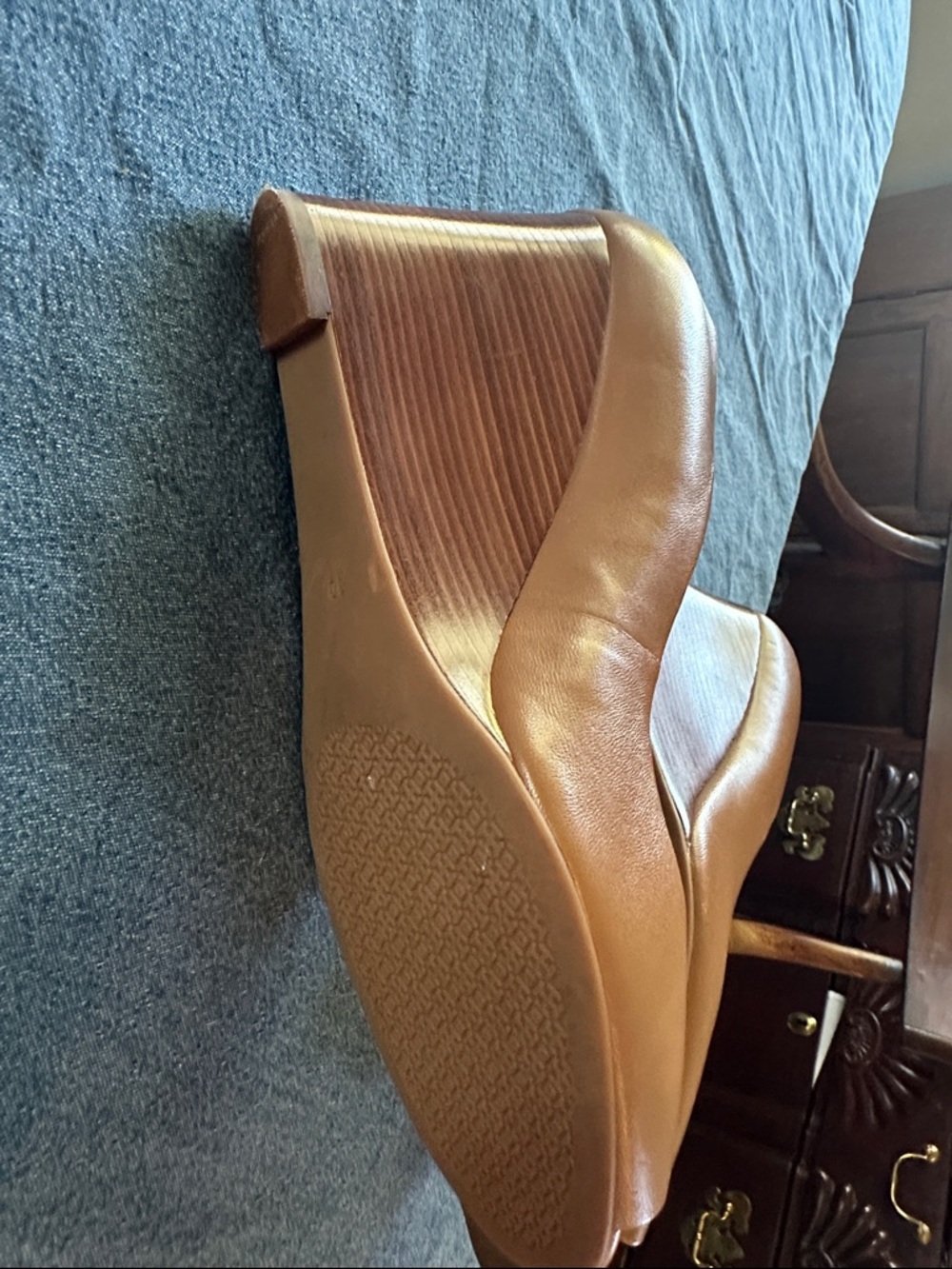 Tory Burch Tan Brown Leather Peep-Toe Pumps with Gold Logo Medallion size 10 - Picture 2 of 7